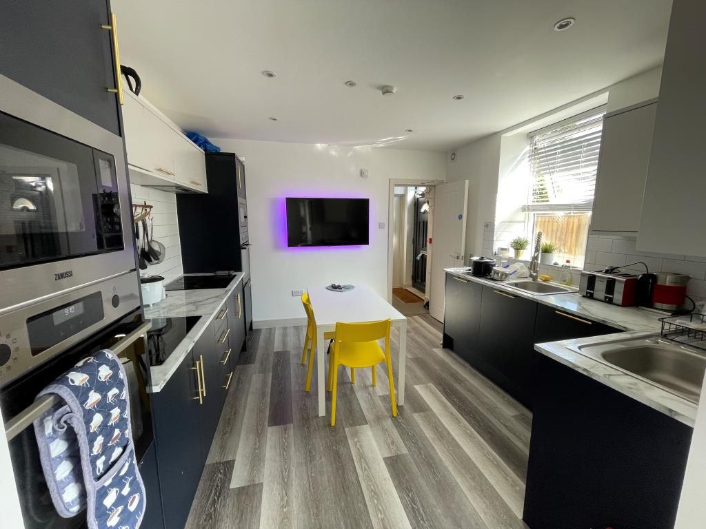 Lot: 61 - WELL PRESENTED SIX-BEDROOM HOUSE OF MULTIPLE OCCUPATION PROVIDING GOOD RENTAL INCOME - Modern fitted kitchen